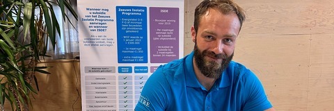 Medewerker gemeente zit aan bureau