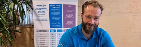 Medewerker gemeente zit aan bureau