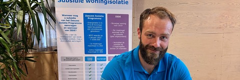 Medewerker gemeente zit aan bureau