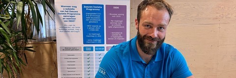 Medewerker gemeente zit aan bureau