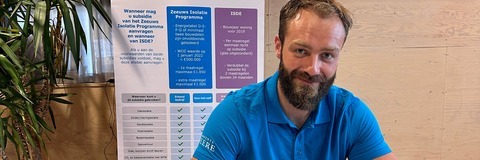 Medewerker gemeente zit aan bureau