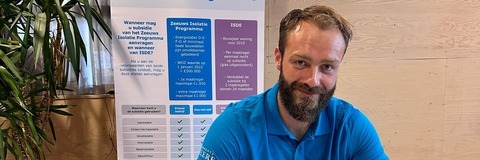 Medewerker gemeente zit aan bureau