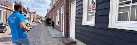 Medewerker gemeente gaat langs de deuren