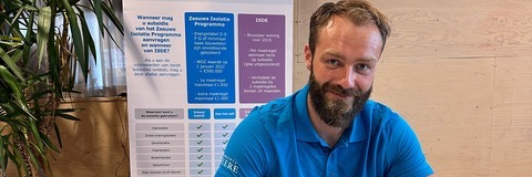 Medewerker gemeente zit aan bureau