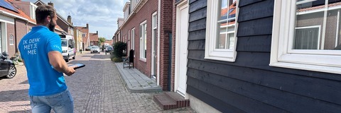 Medewerker gemeente gaat langs de deuren