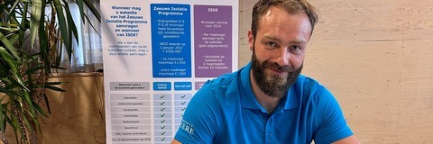 Medewerker gemeente zit aan bureau