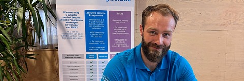 Medewerker gemeente zit aan bureau