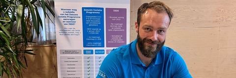 Medewerker gemeente zit aan bureau