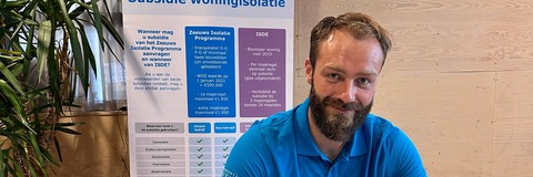 Medewerker gemeente zit aan bureau