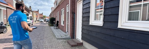Medewerker gemeente gaat langs de deur