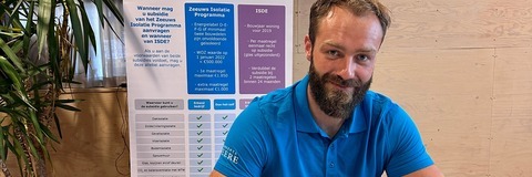Medewerker gemeente zit aan bureau