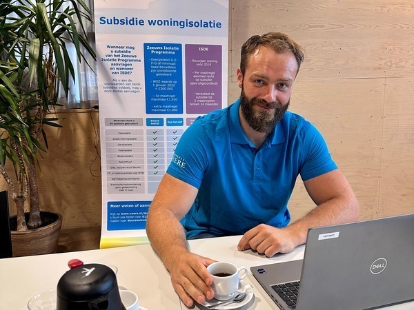 Medewerker gemeente zit aan bureau